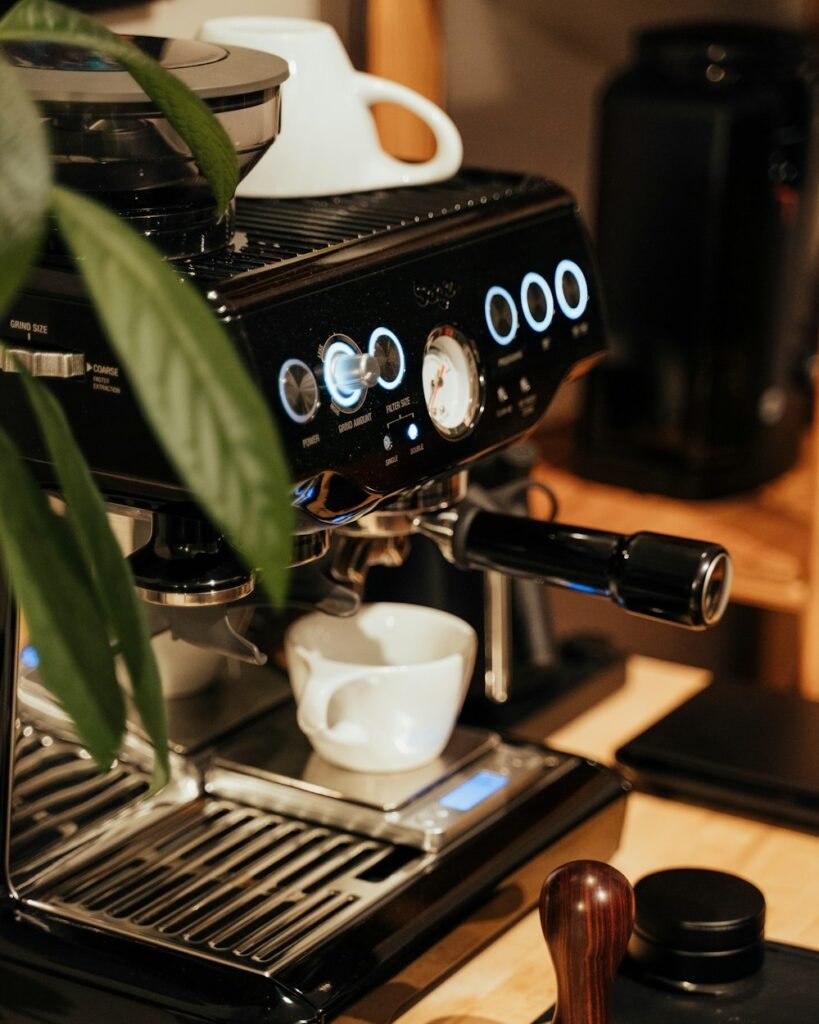 Machine à expresso avec porte-filtre et tasse blanche dans une cuisine